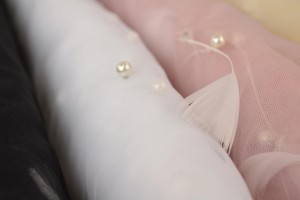 Mesh feather and pearls